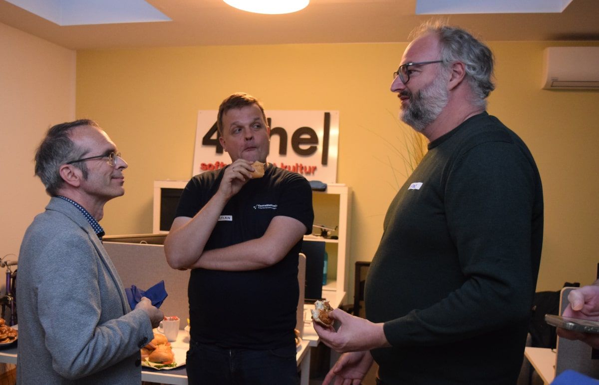 Miguel und Christian lauschen Arne beim Erläutern von MCP.