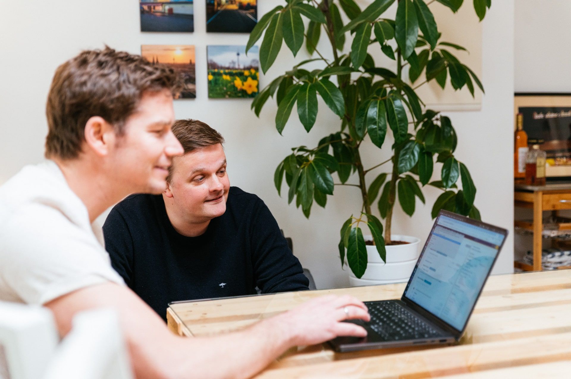 Axel und Christian suchen nach Kontaktdaten für den Vertrieb.