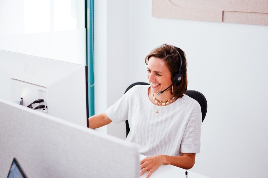 Anja beim Nachbereiten von Messeleads am Telefon.