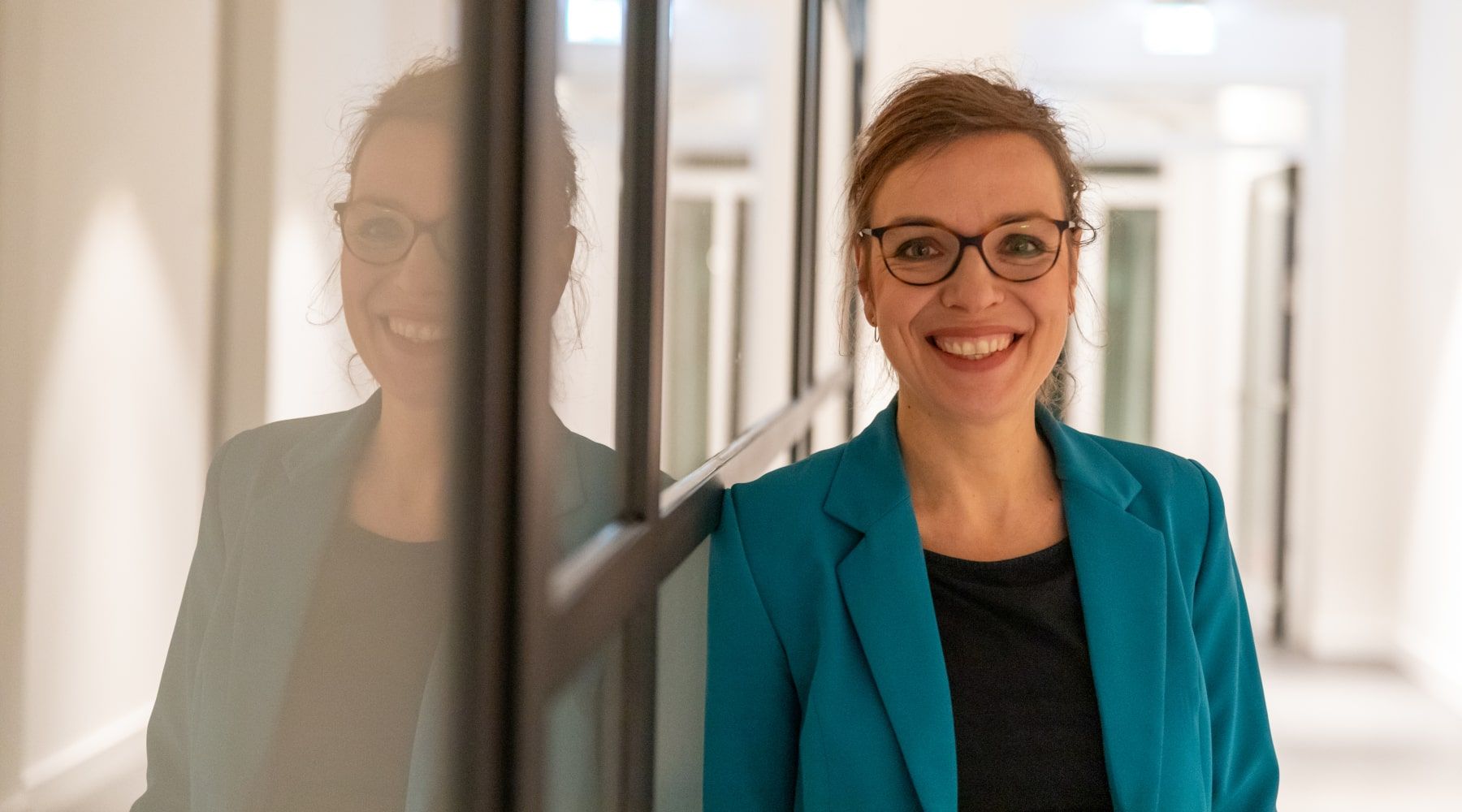 Ein Foto von KnowOn-Gründerin Nadine Dyck im Flur ihres Büros.