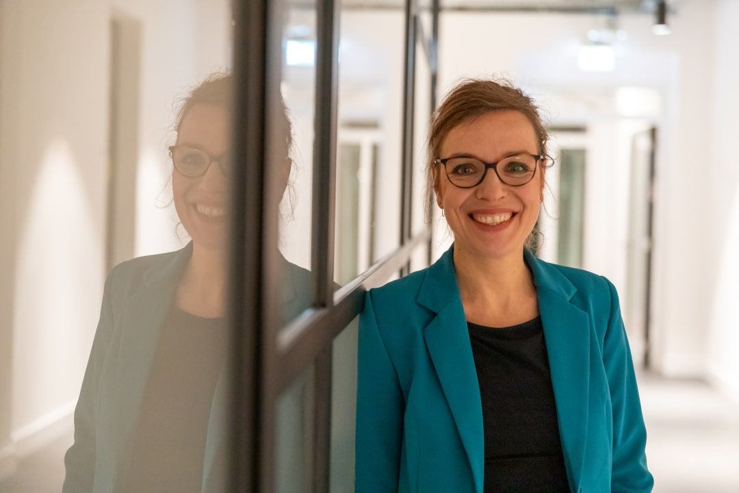 Ein Foto von KnowOn-Gründerin Nadine Dyck im Flur ihres Büros.