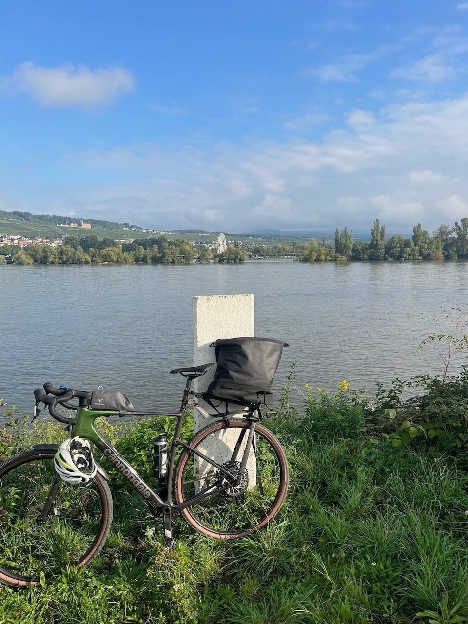 Fahrrad an Kilometermarker am Rhein.