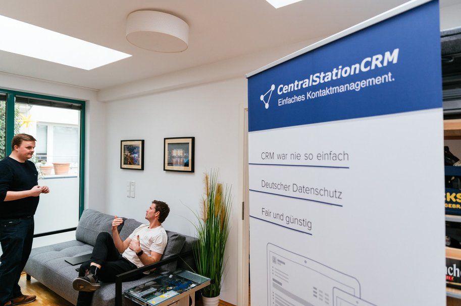 Axel und Christian diskutieren Kommunikationsmöglichkeiten.