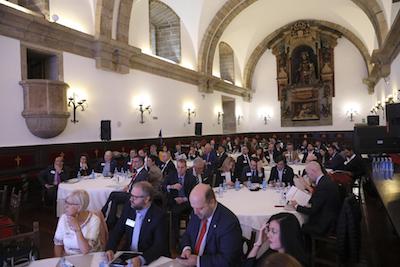 Miembros de BNI desayunando